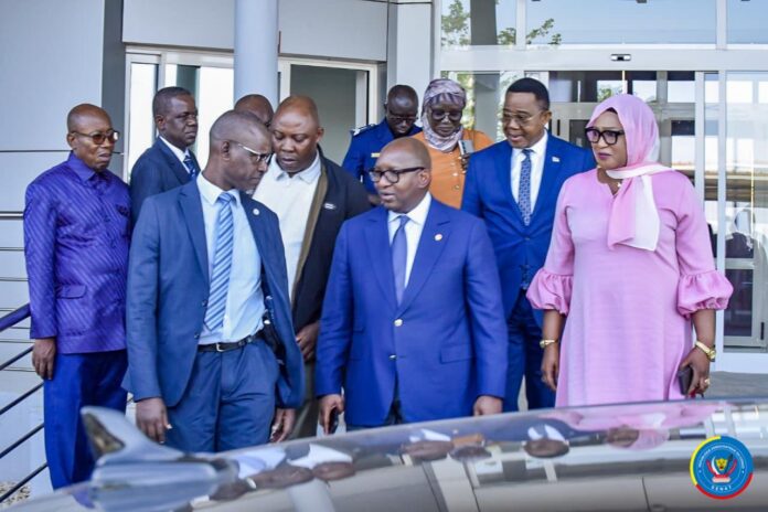 Estrade avec drapeaux africains et pupitre lors de l'ouverture de la session de l'UPA à Dakar