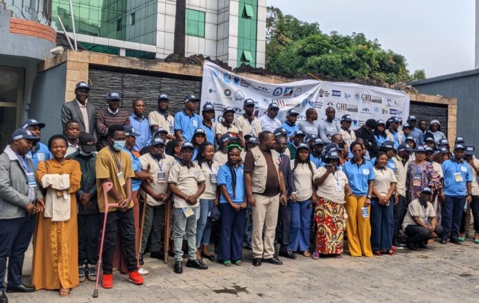 Jeunes reunis dans une salle de lancement de projets de paix et de microentreprises a Goma