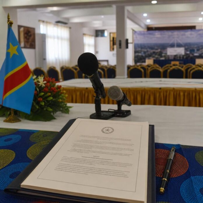 Scene sobre d une ceremonie publique a Kinshasa autour du lancement du dialogue national populaire Tobongola