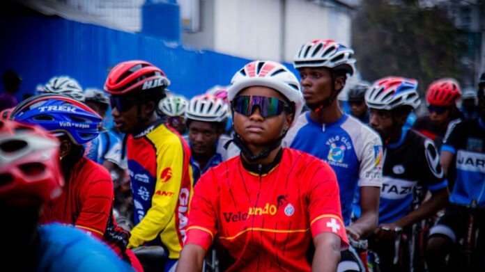 Peloton de cyclistes en compétition sur le boulevard du 30 Juin lors du Grand Prix Cycliste de l’Unité à Kinshasa