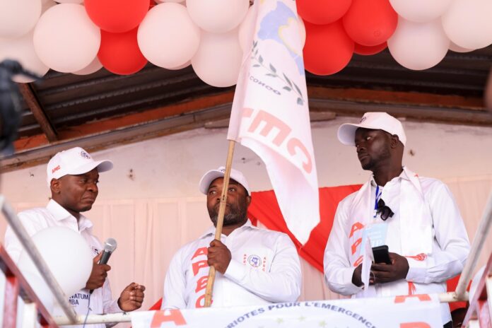 Militants reunis dans une salle pour une matinee politique de l APEC a Lubumbashi