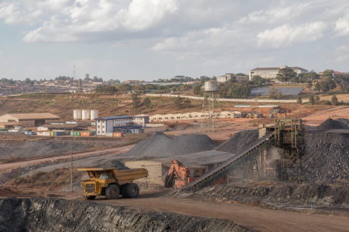 Site minier industriel avec installations d’extraction et zone logistique dans le Haut-Katanga