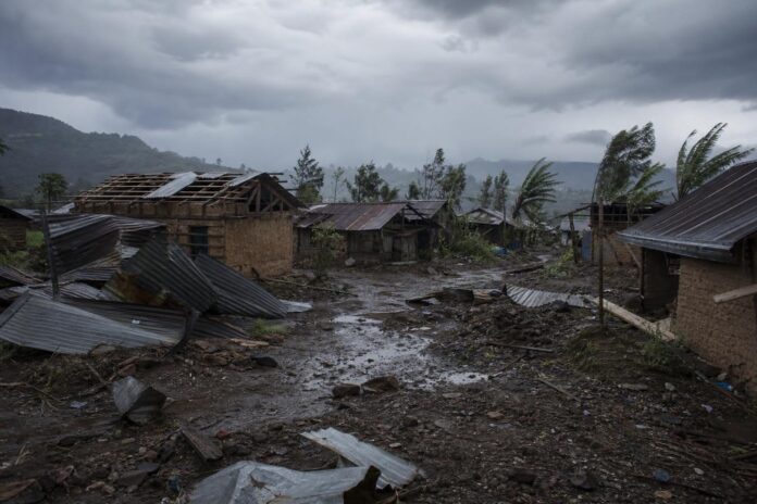 Habitations endommagées avec toitures arrachées après une pluie violente dans le village de Malonge