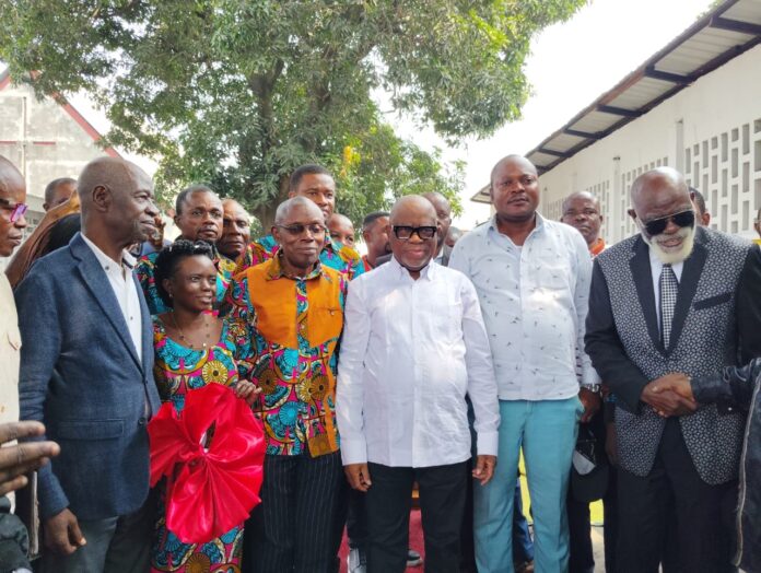 Bâtiment scolaire rénové avec toiture remise à neuf et portail principal restauré dans une concession éducative à Matete