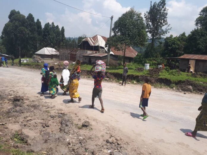 Habitations rurales endommagées et paysage de collines dans le groupement de Bukombo au Nord-Kivu