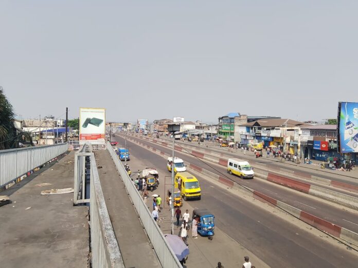 Rues peu fréquentées à Kinshasa lors de la journée ville morte