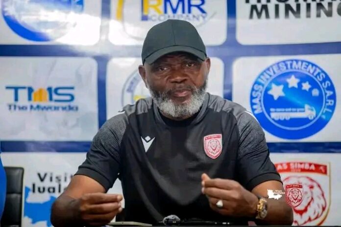 Entraîneur congolais Daoula Lupembe en tenue de sport sur le bord du terrain à Kolwezi