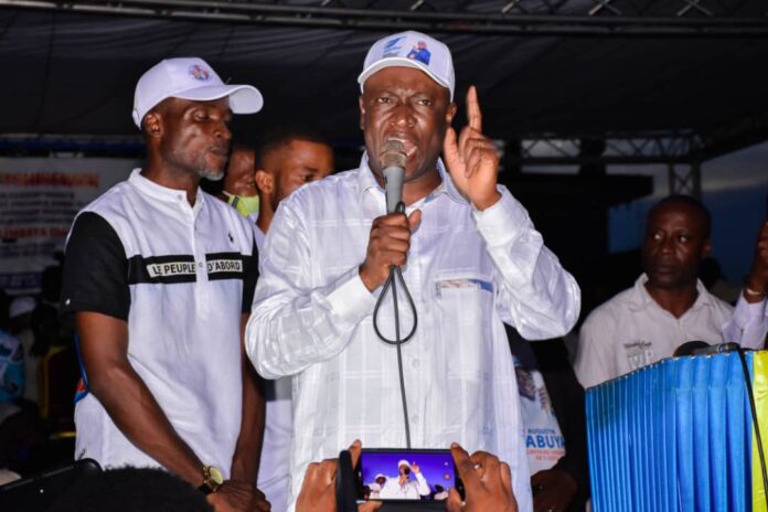 Augustin Kabuya s'adressant à une foule lors d'un meeting à Limete, Kinshasa