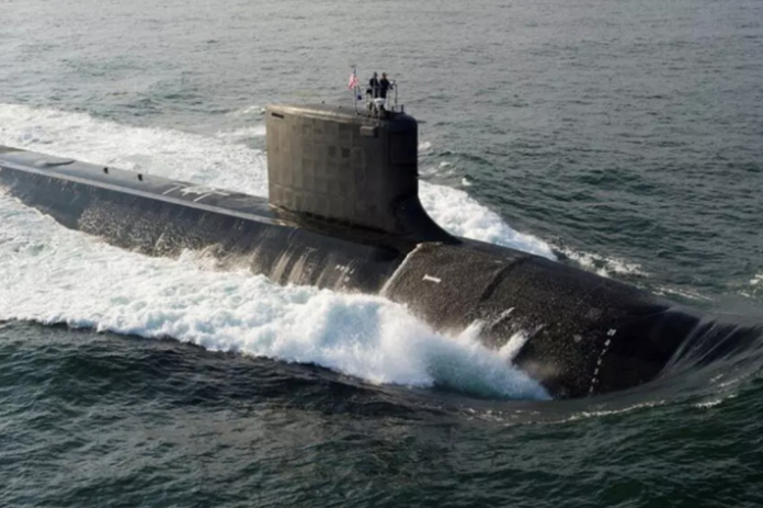 Sous-marin nucléaire de classe Virginia de l'US Navy naviguant en surface, vu de profil