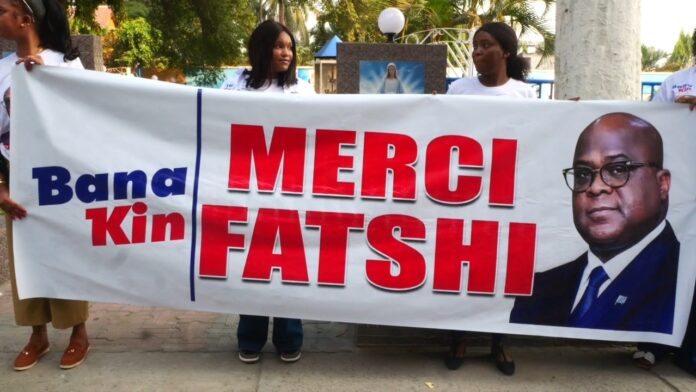 Célébration religieuse réunissant des membres d’une association et des invités dans une église à Kinshasa