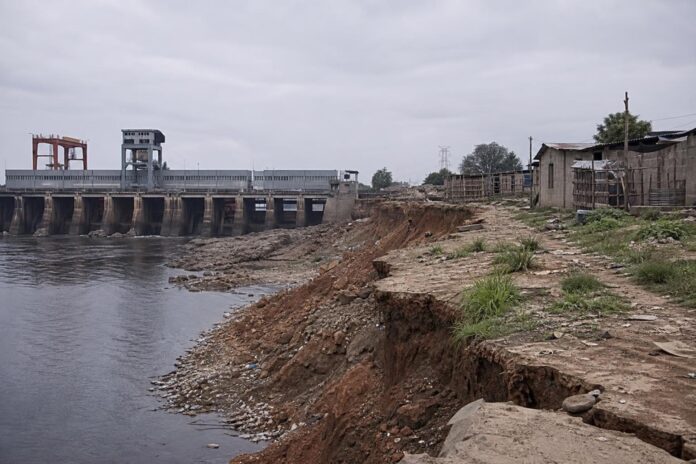 Barrage hydroélectrique avec signes d'érosion sur les berges environnantes
