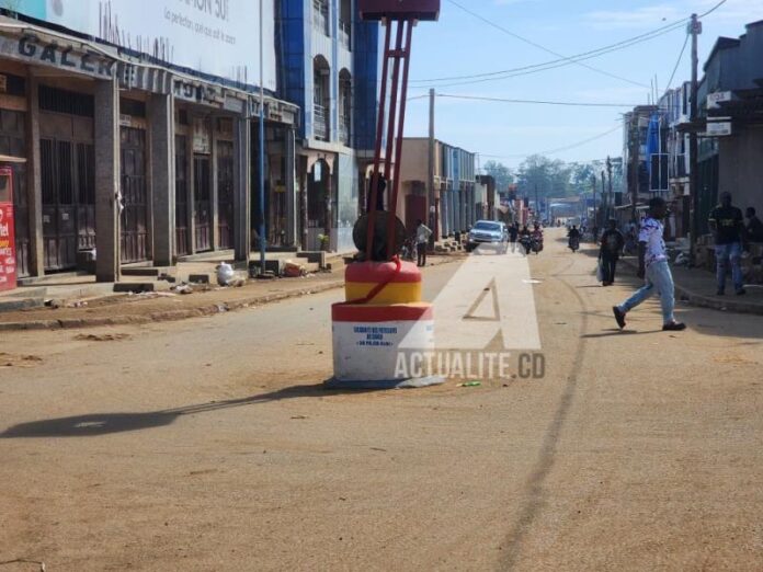 Des civils en colère transportent les corps des victimes de l'attaque ADF à Beni