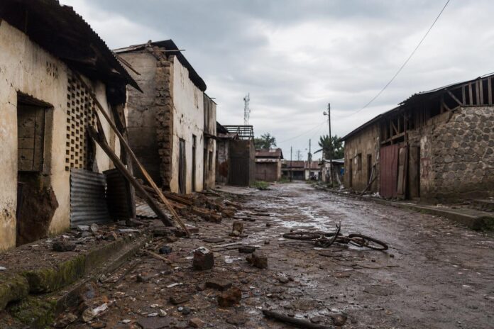 Rue de Beni avec des traces de destruction après les attaques des ADF, sans présence humaine identifiable.