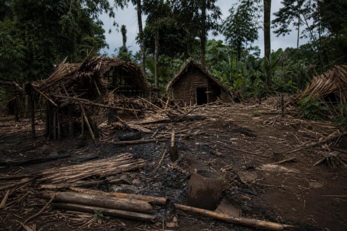 Campement détruit après une attaque des ADF contre la communauté Mbuti à Ngadi, Beni