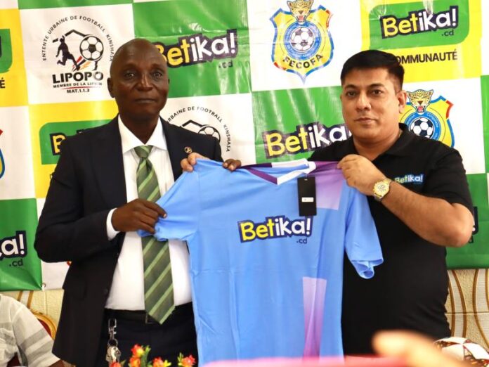 Table de signature lors du partenariat entre Betika et l EUFKIN Lipopo au Stade des Martyrs a Kinshasa