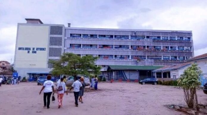 Salle d'accouchement vide dans un hôpital de Boma, lit médical et équipements stériles