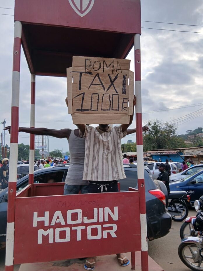 Motocyclistes bloquent boulevard Pont Ville Boma protestation carburant