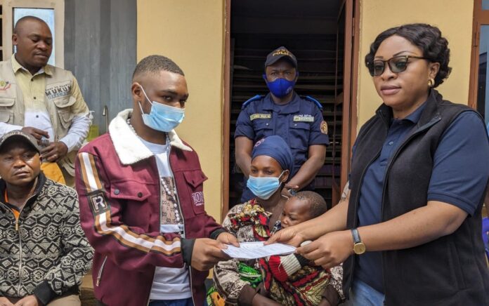 Homme guéri d'Ebola quittant l'hôpital à Butembo
