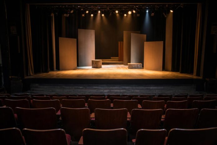 Scène de théâtre avec projecteurs et décors, festival international à Kinshasa
