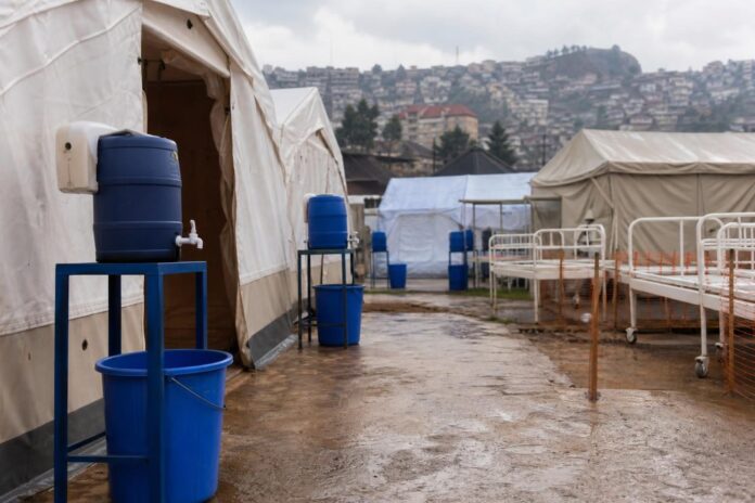Centre de traitement du choléra et matériel sanitaire dans un quartier touché de Bukavu