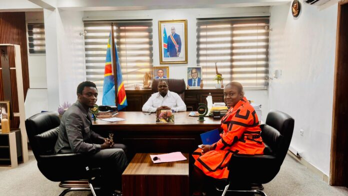 Ambulances et postes de secours devant une scène de concert en plein air à Kinshasa
