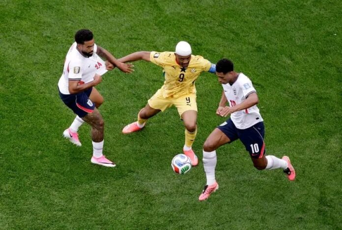 Joueurs du Ghana regroupés en défense face aux attaques de l’Angleterre dans un stade de Boston