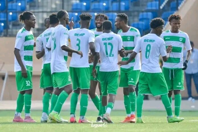 Joueurs du DCMP sur un terrain de football