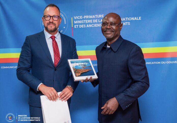 Ambassadeur tchèque et ministre congolais de la Défense lors d'une réunion de coopération militaire à Kinshasa