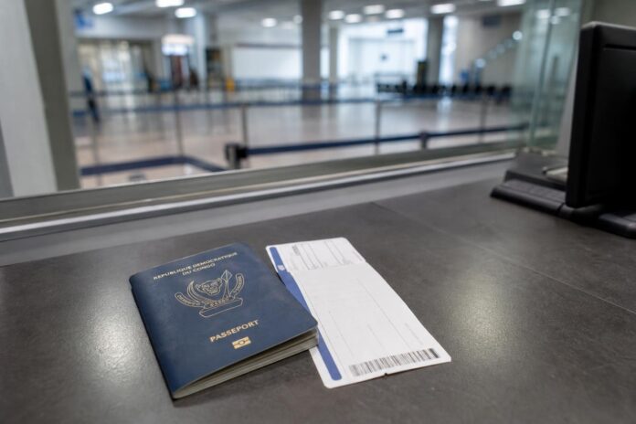 Documents de voyage poses sur un comptoir administratif dans un aeroport a Kinshasa