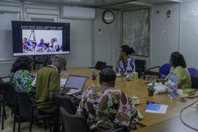 Femmes participant à une réunion en ligne pour la paix dans l'Est de la RDC
