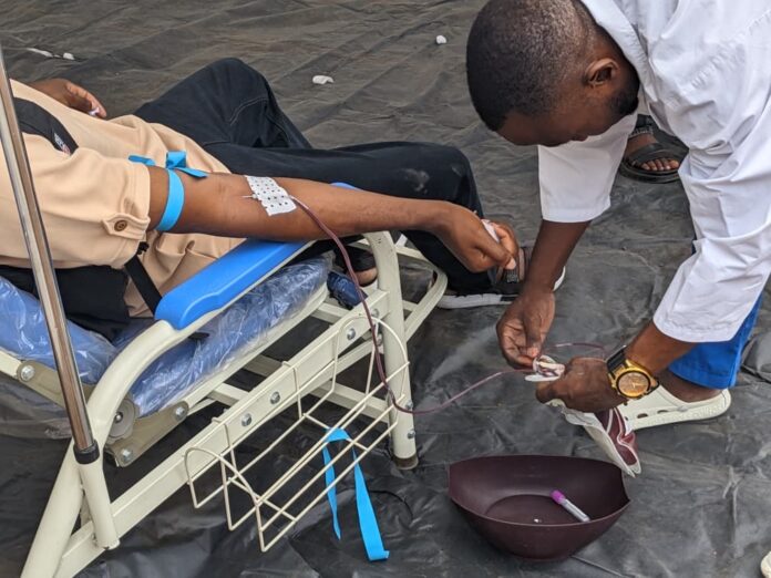 Personnes donnant du sang dans un centre de transfusion à Goma