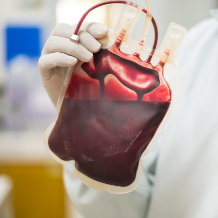 Poche de sang suspendue dans un hôpital à Matadi pour transfusion de patient drépanocytaire