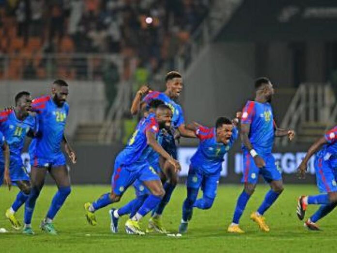 Supporter congolais avec drapeau, devant ambassade États-Unis Kinshasa