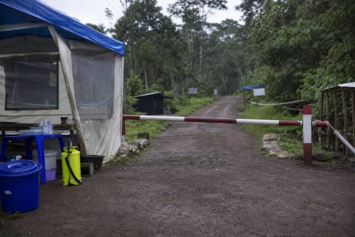 Poste de dépistage Ebola dans le Parc des Virunga avec voyageurs et personnel de santé
