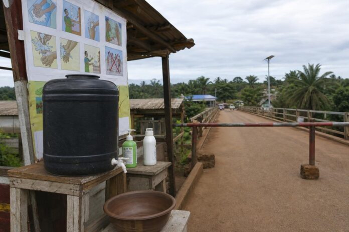 Kits d'hygiène et installation de lavage des mains à un point de passage en Ituri