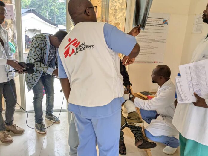 Équipe médicale de MSF en combinaison de protection dans une zone rurale d'Ituri