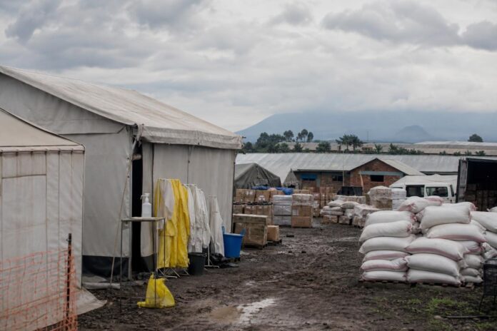 Centre de traitement sous pression avec matériel médical et vivres d’urgence dans une zone touchée par Ebola dans l’Est congolais