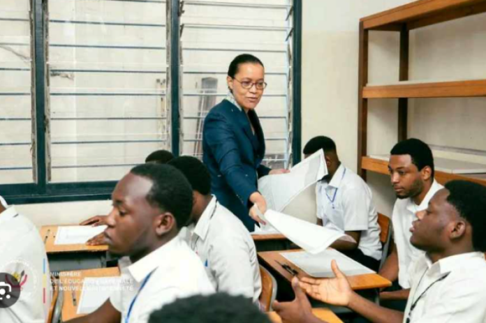 Malles d’examen scellées et matériel de traitement disposés dans un centre éducatif avant l’Examen d’État