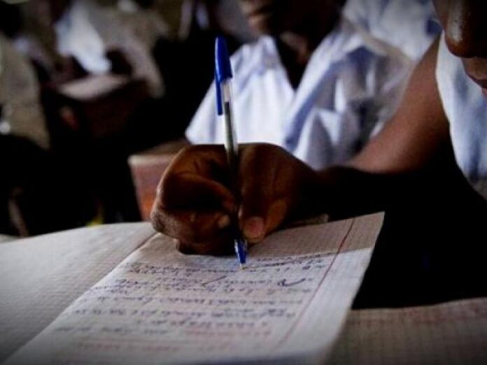 Salles d’examen préparées pour les finalistes de l’Examen d’État dans un centre scolaire de Rutshuru