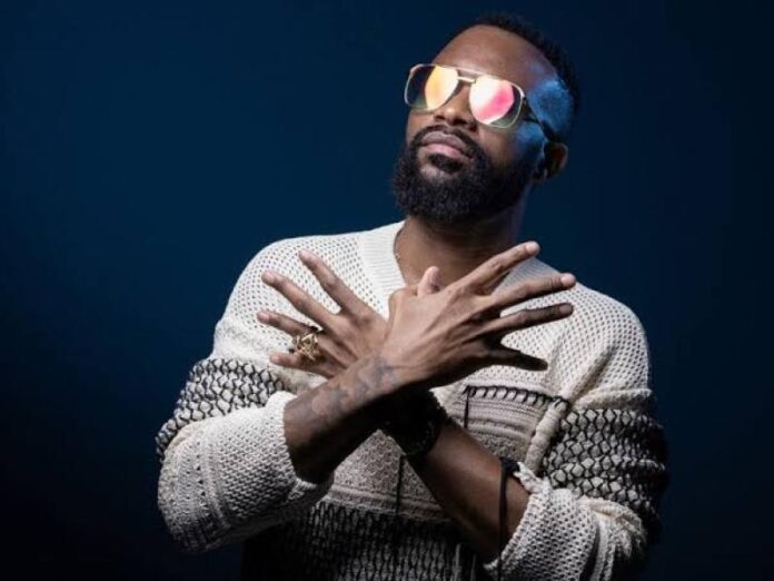 Fally Ipupa recevant la distinction de Chevalier de l'Ordre du Léopard