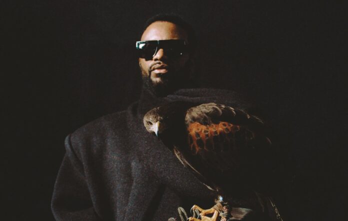 Fally Ipupa avec microphone et jaquette de l'album XX Delirium