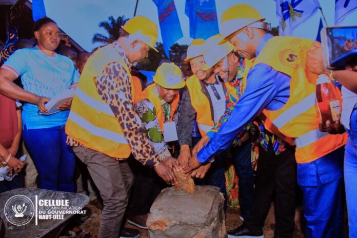 Site de l’école primaire Ndobani en chantier a Faradje avec materiaux de construction et autorites locales reunies