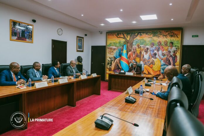 Première Ministre Judith Suminwa discutant avec des représentants de Mida Advisors et Standard Bank