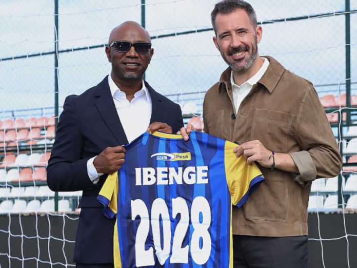 Contrat signé avec le logo Azam FC sur un bureau