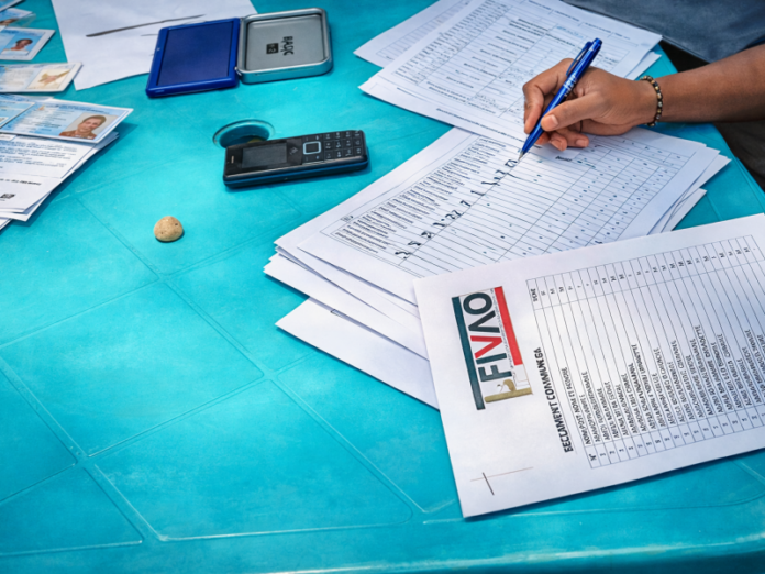 Salle de réunion parlementaire avec documents et micros, symboles de contrôle et transparence