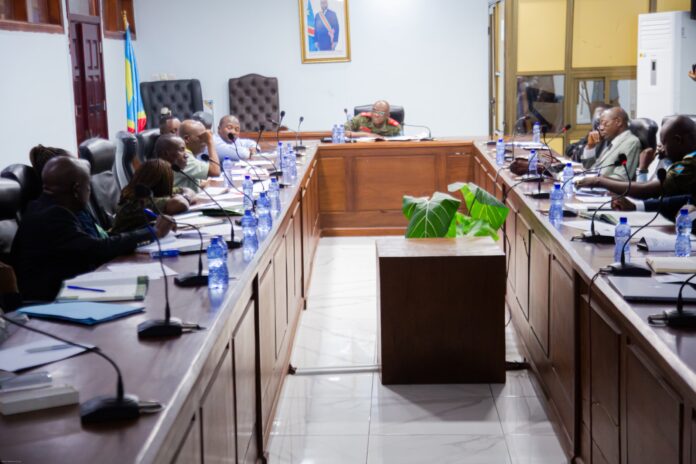 Documents de travail sur une table de reunion autour du financement de la defense a Kinshasa