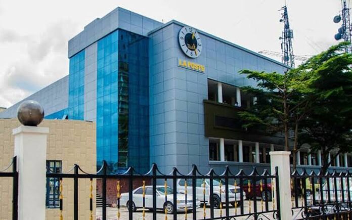 Bâtiment administratif de la SCPT avec grilles fermées et ambiance de tension sociale à Kinshasa
