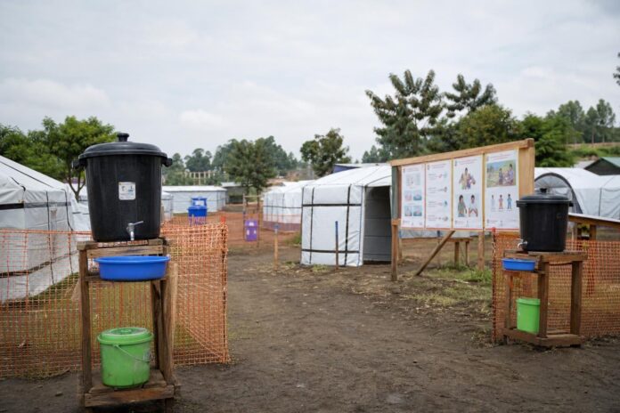 Déplacés devant des points de lavage des mains dans un camp en Ituri