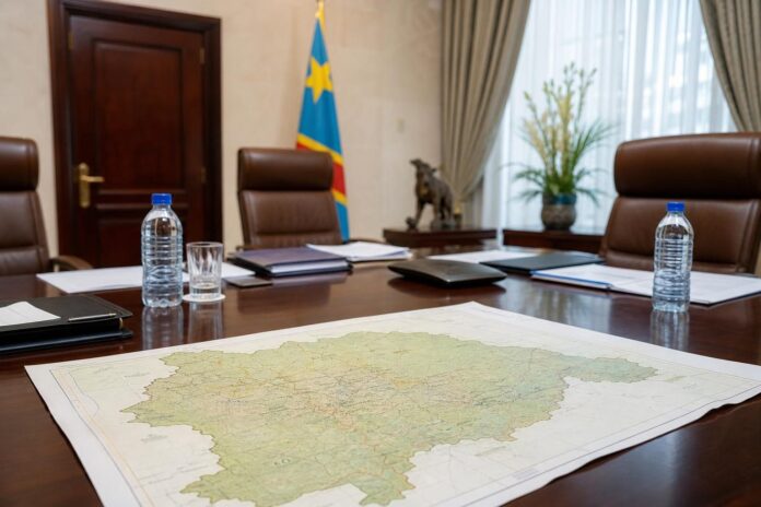 Réunion entre le président congolais et le nouveau gouverneur militaire dans un bureau officiel