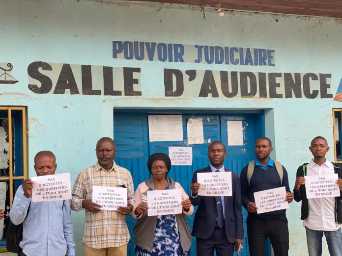 Intérieur d'une prison avec des dispositifs de lavage des mains et des affiches de sensibilisation à Ebola